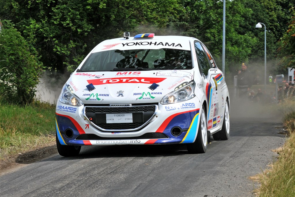 Der er intet mindre end 27 biler til start i den klasse i VM-løbet, hvor Peugeot Sport Dealer Team DK’s Peugeot 208 R2 skal deltage.
(Foto: Rallypics.dk)